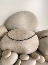 Cargar imagen en el visor de la galería, Collar espinela gris/negro de 37cm de largo con cristal de espinela en negro y gris intercaladas con extension para ponerlo a diferentes medidas.
