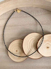 Cargar imagen en el visor de la galería, Collar espinela gris/negro de 37cm de largo con cristal de espinela en negro y gris intercaladas con extension para ponerlo a diferentes medidas.

