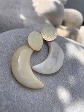 Cargar imagen en el visor de la galería, Pendientes presion oro luna de hueso de 45x17mm con perno en oro mate de 18,5mm con cierre de silicona, ideales para el verano.
