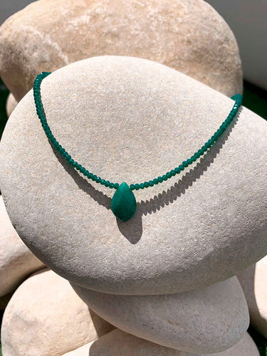 Collar oro piedra verde facetada de 18x10mm con cuentas de cristal verde facetadas de 2mm con un largo de 37cm con extension.