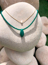 Cargar imagen en el visor de la galería, Collar oro piedra verde facetada de 18x10mm con cuentas de cristal verde facetadas de 2mm con un largo de 37cm con extension.
